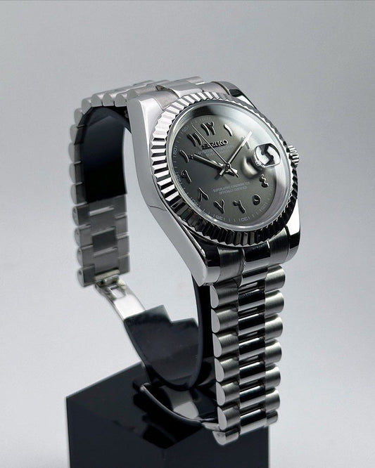 SØLVGRÅ ARABISK DATEJUST MOD